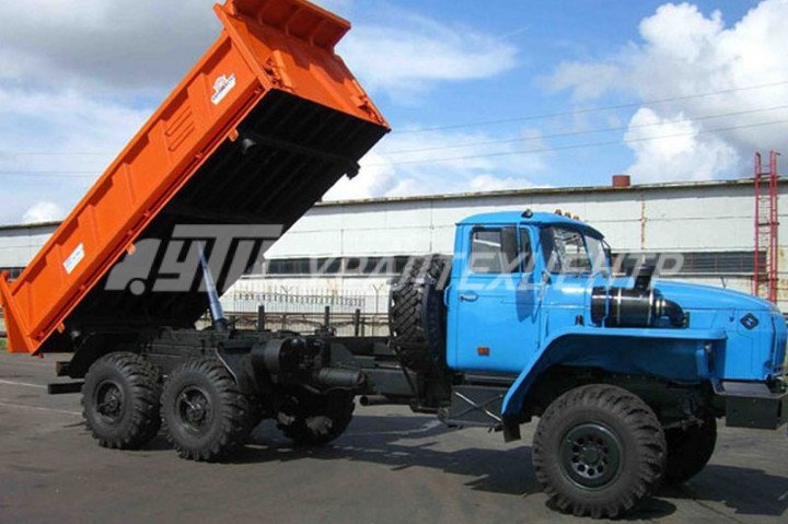 A Ural-4320 dump truck variant similar in appearance to the configuration reportedly used to disguise Russian military logistics vehicles as civilian transport. (Source: UralSpetsTrans)