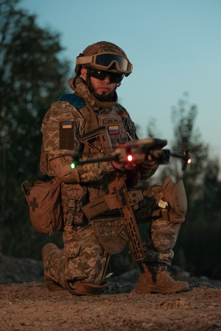 Operador de drones colombiano de La Legión Internacional para la Defensa de Ucrania en misión, reflejando la participación latinoamericana en la guerra contra Rusia (La Legión Internacional para la Defensa de Ucrania).