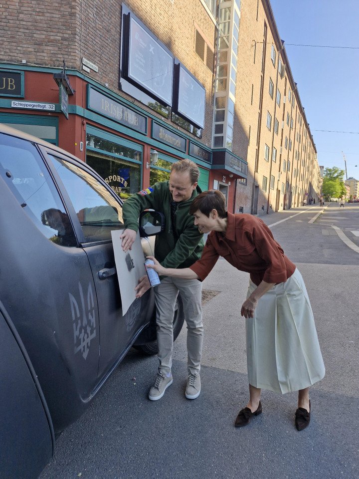 Ine Eriksen Søreide, leader of Norway's Conservative Party, personally paints the vehicle financed by party members in Oslo before it joins the convoy. (Source: personal archive) Ine Eriksen Søreide, leader of Norway's Conservative Party, personally paints the vehicle financed by party members in Oslo before it joins the convoy. (Source: personal archive)