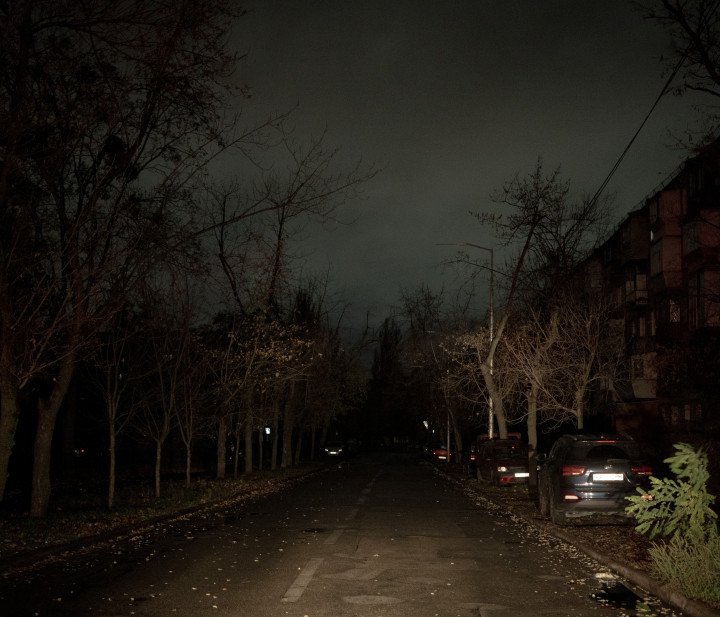 Sin alumbrado público, algunas zonas de los suburbios de Kyiv se sumen en la oscuridad. 10 de noviembre de 2025. Foto: Joshua Olley/UNITED24 Media.