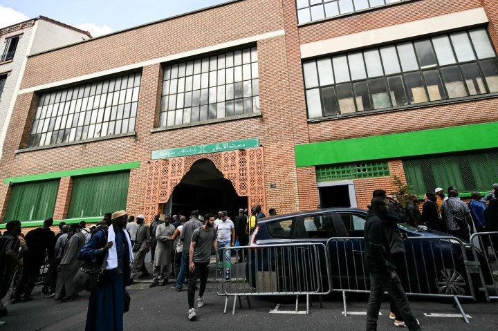Faithfuls leave the Mosque Islah, in Montreuil, Seine-Saint-Denis, on the outskirts of Paris, after pig heads were found in front. (Photo by Bertrand GUAY / AFP) (Photo by BERTRAND GUAY/AFP via Getty Images)
