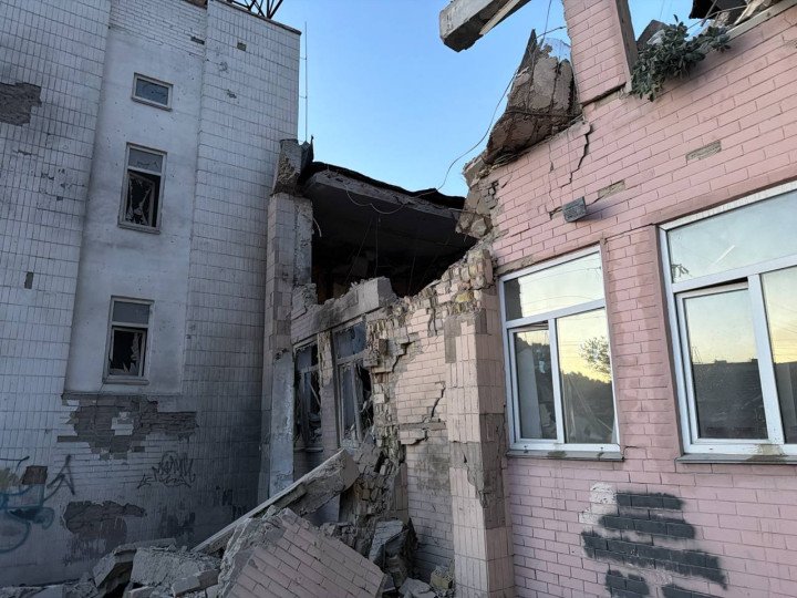 Daños en el edificio de una clínica en el distrito de Holosiivskyi, en Kyiv, tras un ataque nocturno ruso con misiles y drones el 2 de junio de 2026. (Fuente: UNITED24 Media) Daños en el edificio de una clínica en el distrito de Holosiivskyi, en Kyiv, tras un ataque nocturno ruso con misiles y drones el 2 de junio de 2026. (Fuente: UNITED24 Media)