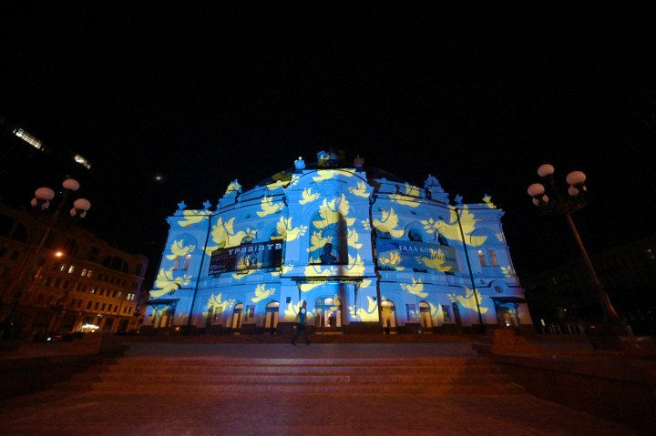 Una instalación lumínica del artista suizo Gerry Hofstetter se proyectó en la Ópera Nacional en vísperas del primer aniversario de la invasión rusa. Kyiv, Ucrania, 23 de febrero de 2023 (Foto: Sergei Supinsky vía Getty Images) Una instalación lumínica del artista suizo Gerry Hofstetter se proyectó en la Ópera Nacional en vísperas del primer aniversario de la invasión rusa. Kyiv, Ucrania, 23 de febrero de 2023 (Foto: Sergei Supinsky vía Getty Images)