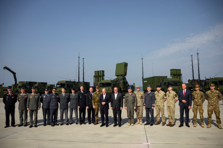 German Chancellor Olaf Scholz and Defence Minister Boris Pistorius take a group photo with representatives of members of the military initiative sky shield on September 4, 2024 (Source: Getty Images)