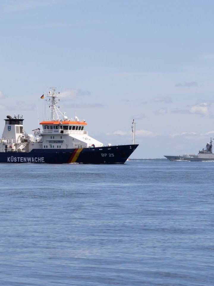 German coast guard vessel Bayreuth and Russian corvette Soobrazitelny during Greenpeace’s monitoring mission in the Baltic Sea. (Source: Greenpeace) German coast guard vessel Bayreuth and Russian corvette Soobrazitelny during Greenpeace's monitoring mission in the Baltic Sea. (Source: Greenpeace)