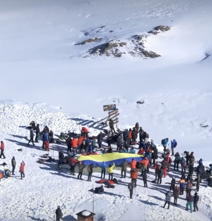 A fragment from the video of Ukrainian soldiers and climbers on the summit of Africa, where they together unfurled the Ukrainian flag as a symbol of support and admiration for the resilience of Ukrainian warriors. (Source: Second Wind) A fragment from the video of Ukrainian soldiers and climbers on the summit of Africa, where they together unfurled the Ukrainian flag as a symbol of support and admiration for the resilience of Ukrainian warriors. (Source: Second Wind)