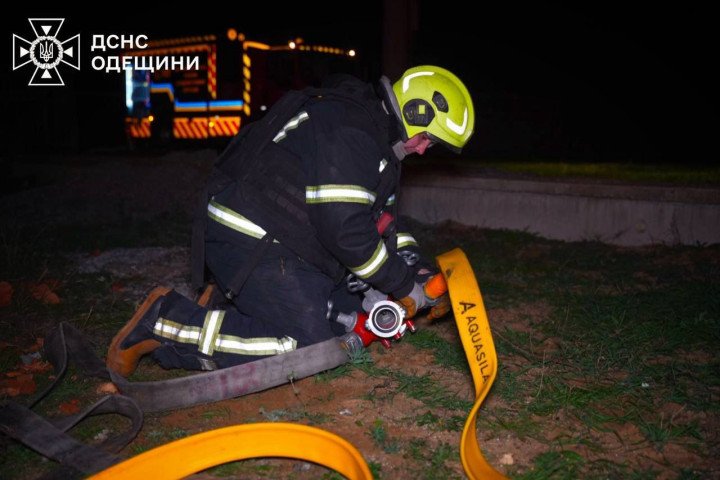 Un bombero de la región de Odesa conecta las mangueras mientras interviene en un incendio provocado por un ataque con drones contra infraestructuras energéticas. (Fuente: Servicio Estatal de Emergencias de la Región de Odesa) Un bombero de la región de Odesa conecta las mangueras mientras interviene en un incendio provocado por un ataque con drones contra infraestructuras energéticas. (Fuente: Servicio Estatal de Emergencias de la Región de Odesa)