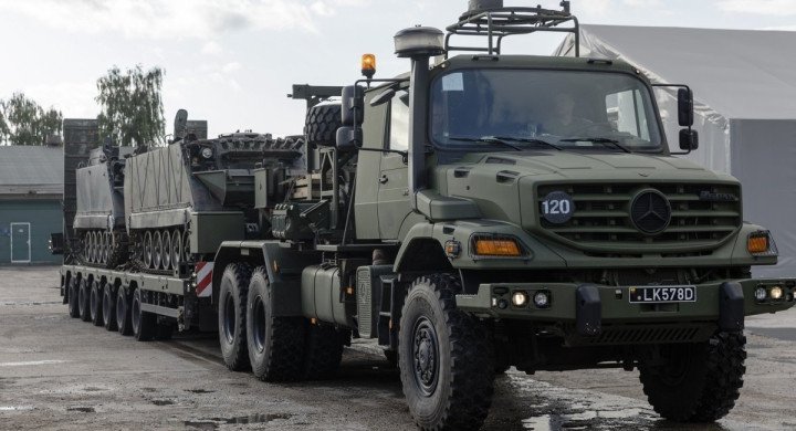 Mercedes-Benz Zetros transporting an M113 armored vehicle. (Source: Lithuanian Armed Forces) Mercedes-Benz Zetros transporting an M113 armored vehicle. (Source: Lithuanian Armed Forces)