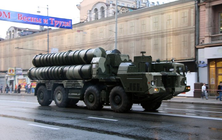A 5P85SM launcher from Russia’s S-300PM1 air defense system on Tverskaya Street in Moscow, 2009. (Source: Wikimedia Commons)