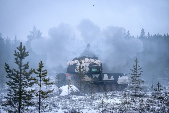 Un equipo de artillería finlandés dispara un obús móvil K9 durante el ejercicio «Dynamic Front» de la OTAN el 18 de noviembre de 2024 en Rovaniemi, Finlandia. (Fuente: Leon Neal/Getty Images) Un equipo de artillería finlandés dispara un obús móvil K9 durante el ejercicio «Dynamic Front» de la OTAN el 18 de noviembre de 2024 en Rovaniemi, Finlandia. (Fuente: Leon Neal/Getty Images)