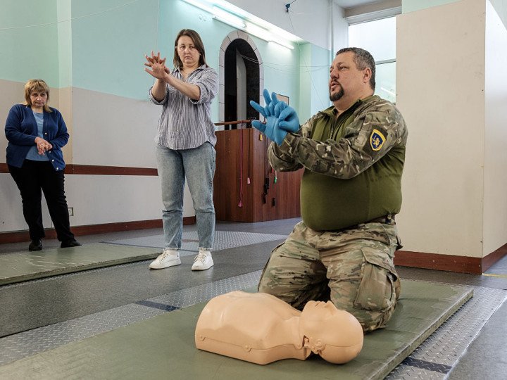 First aid instructor Oleksandr Koval demonstrates cardiopulmonary resuscitation (CPR) during the basic military training for civilians in Lviv, Ukraine. Photo by Les Kasyanov/Global Images Ukraine via Getty Images