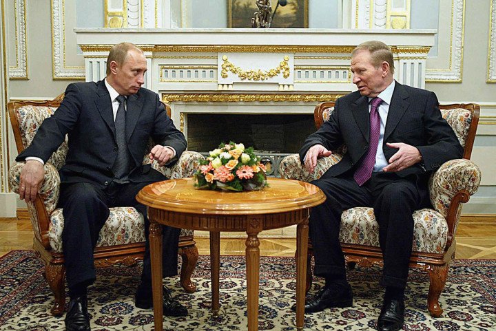 Ukrainian President Leonid Kuchma speaks to his Russian counterpart Vladimir Putin. Photo: VALERIY SOLOVJEV/AFP via Getty Images.