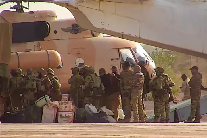 Mercenarios rusos se concentran junto a un helicóptero militar en el norte de Mali, en una imagen difundida por las Fuerzas Armadas de Francia en abril de 2022. La fotografía muestra personal vinculado a estructuras paramilitares rusas operando en el país africano. (Fuente: Ejército francés vía AP)