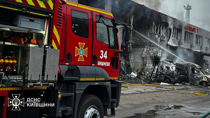 Un camión de bomberos de Vyshneve opera en el lugar del ataque con un dron o un misil que dañó una instalación comercial y vehículos cercanos. (Fuente: Servicios de Emergencia de Kyiv)