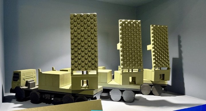 Model of the DeepFinder Tactical early-warning radar displayed at Eurosatory 2026. (Source: Force Operations Blog)