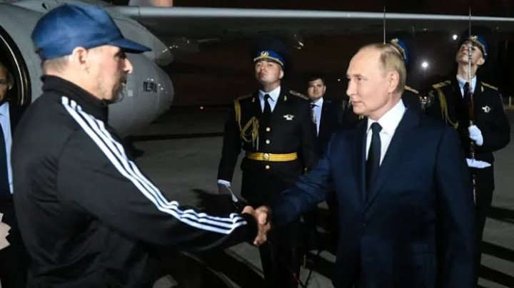 Vadim Krasikov (L) shakes hands with Russian leader Vladimir Putin (R) after a prisoner exchange took place in August 2024. (Open source) Vadim Krasikov (L) shakes hands with Russian leader Vladimir Putin (R) after a prisoner exchange took place in August 2024. (Open source)