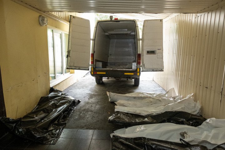 New bodies are brought in by truck every day, testing the capabilities of the morgue’s exhausted staff. (Photo: Daniel Kosoy / UNITED24 Media)  