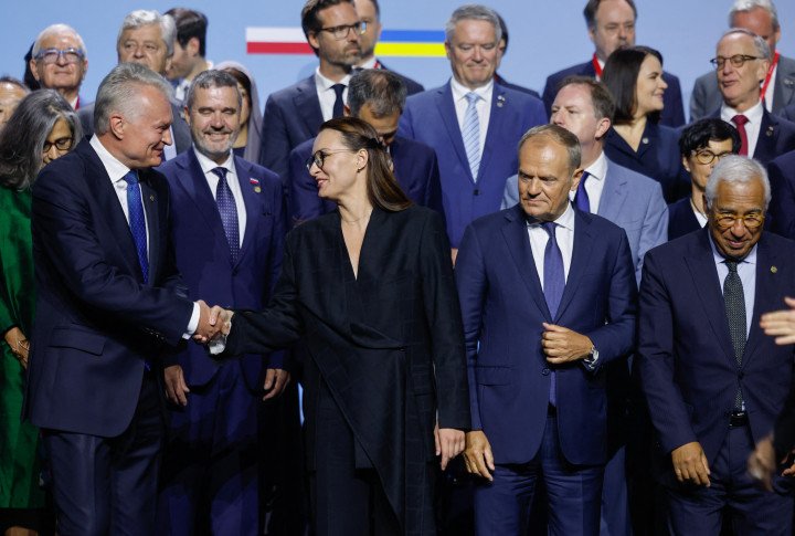 Lithuanian President Gitanas Nausėda and Ukrainian Prime Minister Yuliia Svyrydenko shake hands during the Ukraine Recovery Conference (URC 2026) in Gdańsk, Poland, on June 25, 2026. (Source: Getty Images)