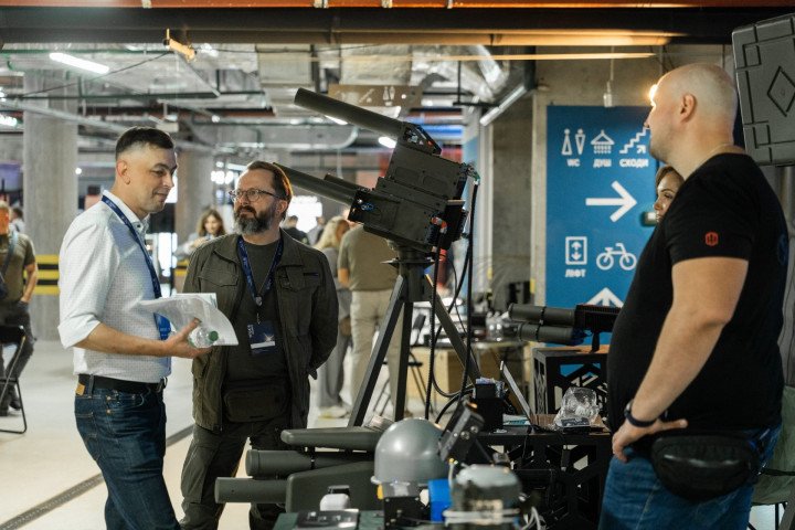 Visitors examine Ukraine’s new DF-M modular electronic warfare system during the defense forum in Lviv. (Source: Oboronka)