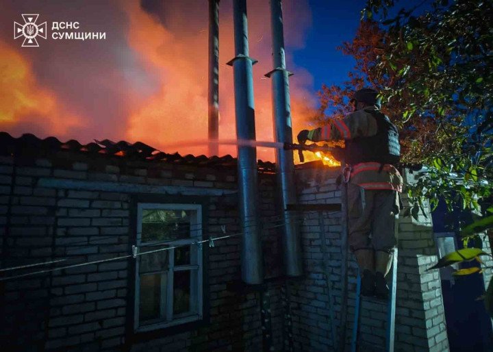 Un bombero extingue un incendio en una vivienda de la región de Sumy tras el ataque masivo ruso del 2 de junio de 2026. La región fue una de las zonas atacadas durante la noche. (Fuente: DSNS Sumy) Bombero extingue un incendio en el tejado de una vivienda en la región de Sumy tras un ataque ruso.