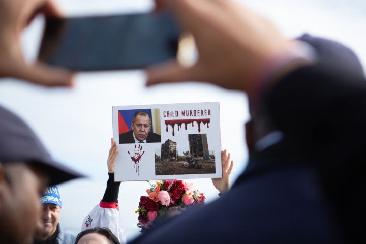Mujeres ucranianas protestan contra el traslado forzoso y la deportación de niños ucranianos por parte de la Federación Rusa en Ciudad del Cabo, Sudáfrica. Foto de Misha Jordaan/Gallo Images vía Getty Images.