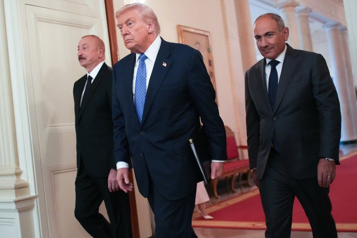 US President Donald Trump (C) arrives at a signing ceremony with Azerbaijani President Ilham Aliyev (L) and Armenian Prime Minister Nikol Pashinyan (R) in the State Dining Room of the White House on August 8, 2025 in Washington, DC. The agreement signed to during the ceremony is intended to bring an end to the conflict between Armenia and Azerbaijani that has lasted for decades. (Photo by Andrew Harnik/Getty Images)