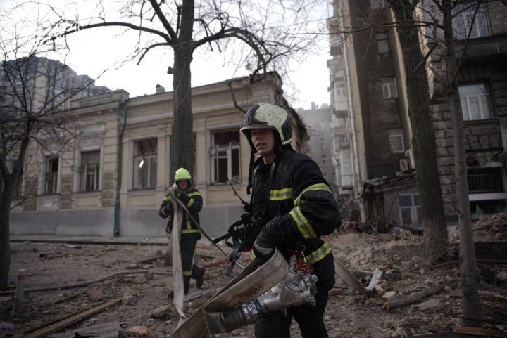 SES rescuers on the site of the Russian drone strike on Kyiv on January 1, 2025. (Source: Ukrainian SES) SES rescuers on the site of the Russian drone strike on Kyiv on January 1, 2025. (Source: Ukrainian SES)