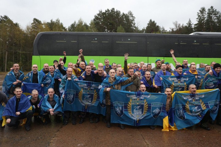 Freed Ukrainian defenders celebrate their return from Russian captivity on October 2, 2025. (Source: Volodymyr Zelenskyy / Telegram)