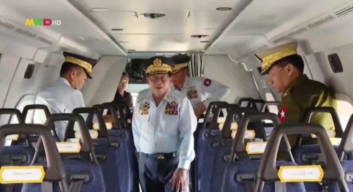 Altos mandos militares de Myanmar inspeccionan el interior de un helicóptero ruso Mi-38 recién entregado durante la ceremonia de entrega. Noviembre de 2025. (Fuente: myawady)