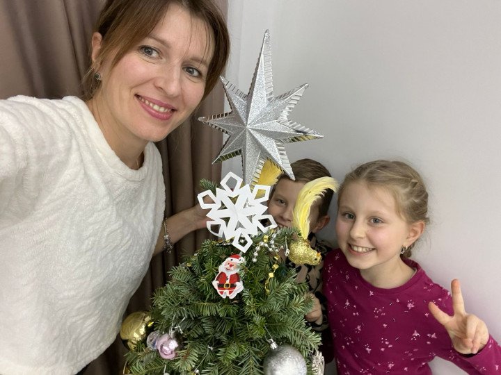 Nadiia, her kids and the Christmas tree they decorated together. Photo: courtesy of Nadiia. Nadiia, her kids and the Christmas tree they decorated together. Photo: courtesy of Nadiia.