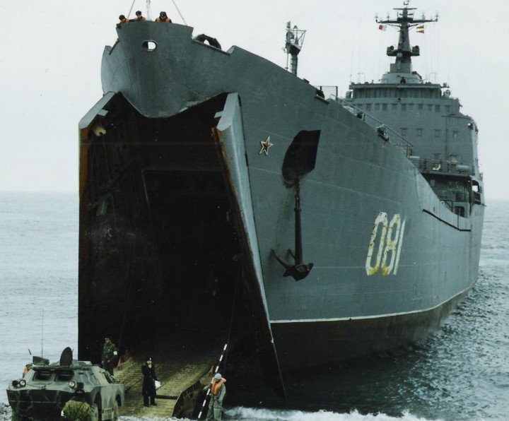 Buque de desembarco ruso clase Tapir Nikolay Vilkov (Proyecto 1171) descargando un vehículo blindado por la rampa de proa. (Fuente: Medios rusos)