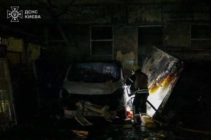 Los equipos de rescate en Kyiv evalúan los daños a vehículos y edificios cercanos tras el incendio provocado por restos de un dron en el distrito de Pechersk. (Fuente: Servicio Estatal de Emergencias de la Ciudad de Kyiv) Los equipos de rescate en Kyiv evalúan los daños a vehículos y edificios cercanos tras el incendio provocado por restos de un dron en el distrito de Pechersk. (Fuente: Servicio Estatal de Emergencias de la Ciudad de Kyiv)