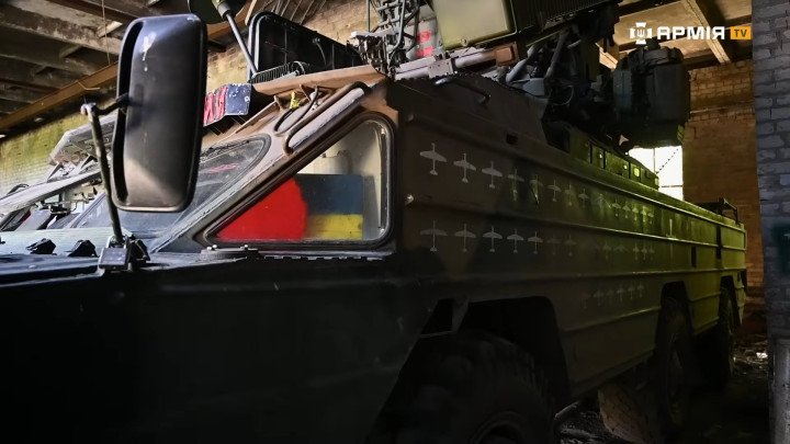 Side view of a Ukrainian Osa-AKM-P1 showing kill markings for drones and missiles eliminated in combat. (Source: ArmyTV) Side view of a Ukrainian Osa-AKM-P1 showing kill markings for drones and missiles eliminated in combat. (Source: ArmyTV)
