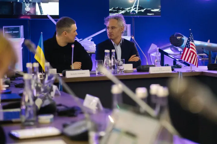 El ministro de Defensa de Ucrania, Mykhailo Fedorov, presentó la estrategia de defensa ucraniana a Alex Karp, director ejecutivo de Palantir Technologies. (Fuente: Ministerio de Defensa de Ucrania)