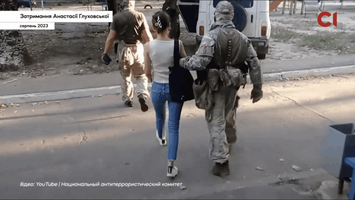 Russian security forces detain Ukrainian journalist Anastasiia Hlukhivska in occupied Melitopol, August 2023. (Source: Slidstvo.Info)
