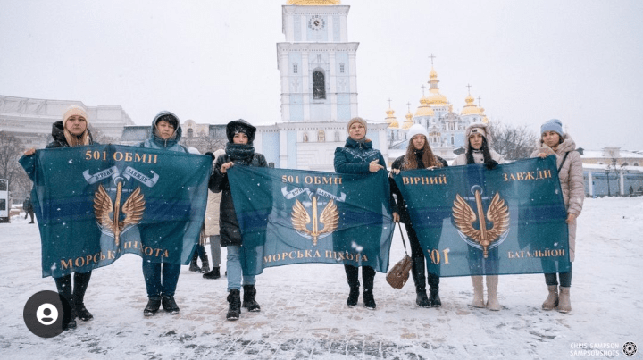 Olha Kurtmallaieva y las esposas de otros prisioneros de guerra posan junto a las banderas del 501.º Batallón Independiente de Infantería de Marina del Cuerpo de Marines de Ucrania. Fotografía proporcionada por Olha Kurtmallaieva. Olha Kurtmallaieva y las esposas de otros prisioneros de guerra posan junto a las banderas del 501.º Batallón Independiente de Infantería de Marina del Cuerpo de Marines de Ucrania. Fotografía proporcionada por Olha Kurtmallaieva.
