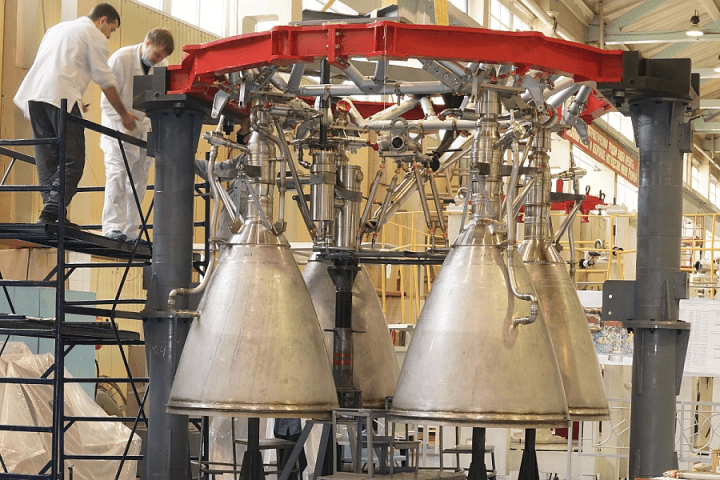 Rocket engine on an assembly stand. Rocket engine on an assembly stand.