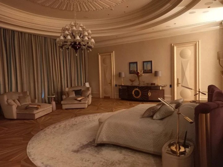 A spacious bedroom suite inside the palace, which was reportedly rebuilt to meet strict security requirements after the 2014 Russian annexation of Crimea. (Source: FBK)