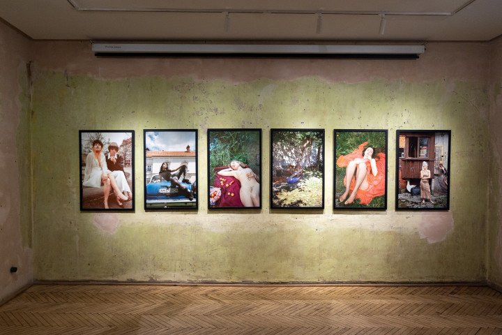 Vista de la instalación de la serie Mnemosyne (varias obras), en la galería The Naked Room en Kyiv, Ucrania. (Imagen: The Naked Room)