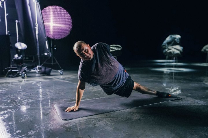A Ukrainian veteran performs a one-arm plank during rehabilitation training. (Source: Amo Apps) A Ukrainian veteran performs a one-arm plank during rehabilitation training. (Source: Amo Apps)