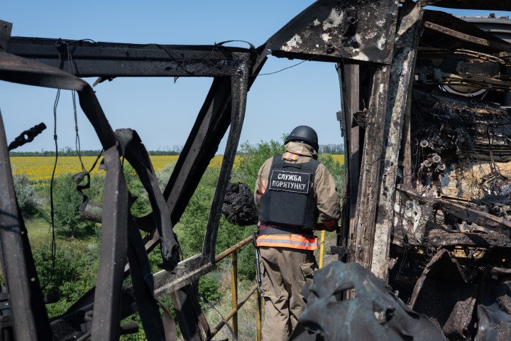 Un bombero sostiene los restos de uno de los dos hombres muertos en el ataque de un dron ruso cerca de la mina de Bilozerska, en la región ucraniana de Donetsk, el 13 de julio de 2025. Dos trabajadores del ferrocarril murieron en el acto cuando su cabina fue alcanzada por un dron ruso mientras se disponían a recoger carbón, dejando sus cuerpos irreconocibles. Foto: Kseniia Tomchyk Un bombero sostiene los restos de uno de los dos hombres muertos en el ataque de un dron ruso cerca de la mina de Bilozerska, en la región ucraniana de Donetsk, el 13 de julio de 2025. Dos trabajadores del ferrocarril murieron en el acto cuando su cabina fue alcanzada por un dron ruso mientras se disponían a recoger carbón, dejando sus cuerpos irreconocibles. Foto: Kseniia Tomchyk