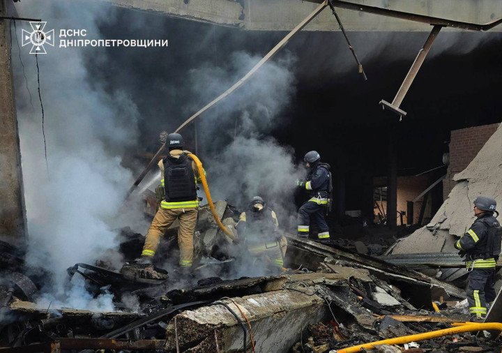 Los equipos de emergencia trabajan entre los escombros y el humo tras un ataque con misiles rusos en Dnipro. (Fuente: Servicio Estatal de Emergencias de Ucrania, región de Dnipropetrovsk)