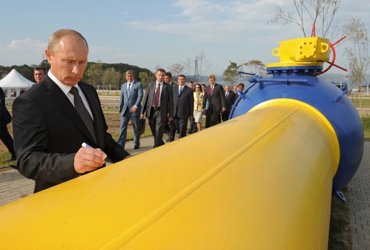 Vladimir Putin signs an autograph on a natural gas pipeline Sakhalin-Khabarovsk-Vladivostok. Photo: DMITRY ASTAKHOV/AFP via Getty Images.