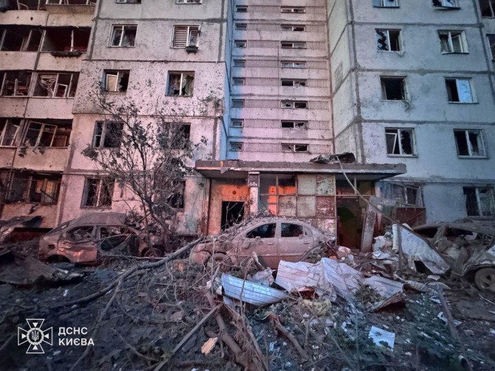 Edificio residencial dañado en Kyiv tras el ataque masivo ruso contra Ucrania del 2 de junio de 2026. La capital fue el principal objetivo del ataque, que dejó cuatro muertos y más de 60 heridos. (Fuente: DSNS Kyiv) Edificio residencial dañado en Kyiv tras el ataque masivo ruso con misiles y drones del 2 de junio de 2026.