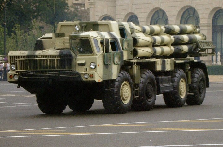 Sistema de lanzamiento múltiple de cohetes BM-30 Smerch de Azerbaiyán durante un desfile en Bakú, 2013. (Fuente: Wikimedia)