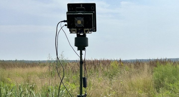 Vista detallada de la antena del inhibidor Veres-2 en posición lista para el combate. (Fuente: Ukrspetskonsalting)