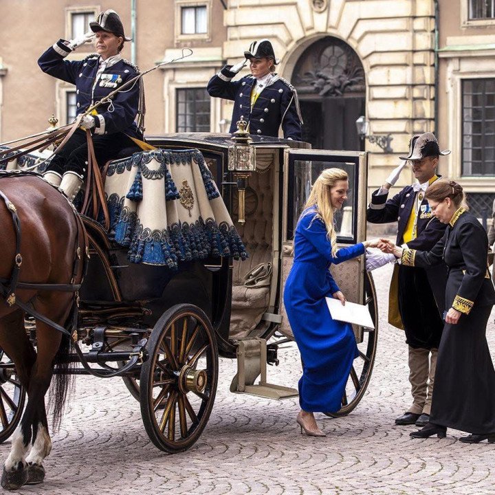 Svitlana Zalishchuk, Ambassador Extraordinary and Plenipotentiary of Ukraine to Sweden, arrives at the Royal Palace in a 200-year-old horse-drawn carriage to present her credentials to the King. September 2025. (Photo: Facebook/ Svitlana Zalishchuk) 