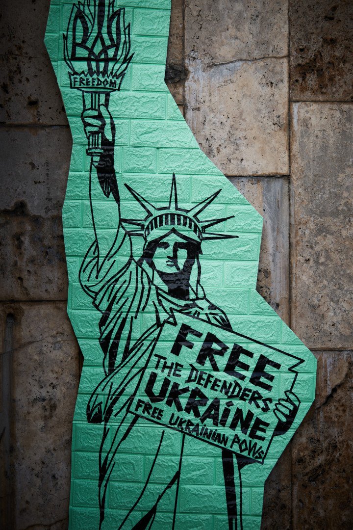 A banner depicting the Statue of Liberty holding that holds "Free Defenders of Ukraine" banner at the Free Azov rally in support of the captured defenders of Mariupol city and Azovstal (Photo by hurricanehank/Global Images Ukraine via Getty Images) A banner depicting the Statue of Liberty holding that holds "Free Defenders of Ukraine" banner at the Free Azov rally in support of the captured defenders of Mariupol city and Azovstal (Photo by hurricanehank/Global Images Ukraine via Getty Images)