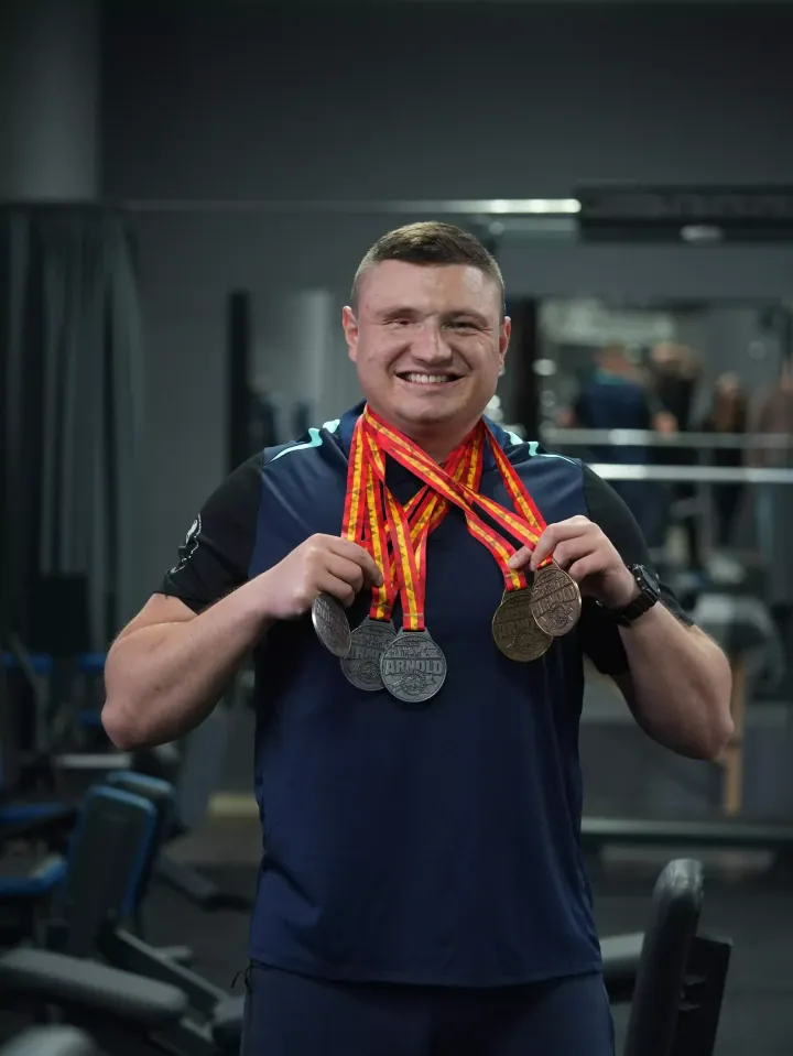 En 2023, Vitalii Veres se proclamó campeón mundial de strongman adaptado con la selección nacional ucraniana; al año siguiente, obtuvo este título por segunda vez. Foto: Ministerio del Interior de Ucrania