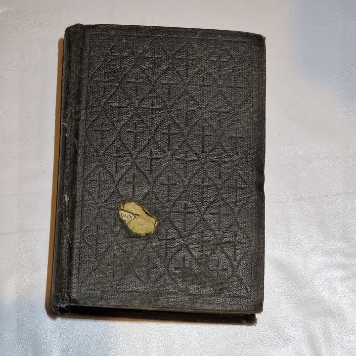 Metralla incrustada en la cubierta de un himnario, una preciada reliquia familiar perteneciente a Jukka. (Fuente: Jukka) Metralla incrustada en la cubierta de un himnario, una preciada reliquia familiar perteneciente a Jukka. (Fuente: Jukka)